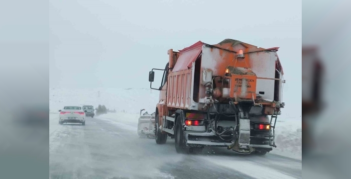 Sivas'ta kar fırtınası: 800 yerleşim yeri ulaşıma kilitlendi