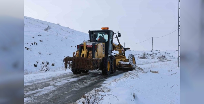 Sivas'ta kar fırtınası: 945 köy ulaşıma kapandı, ekipler seferber