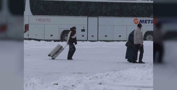 Sivas'ta kar fırtınası hayatı felç etti: 807 köy yolu kapandı, zincirleme kazalar yaşandı