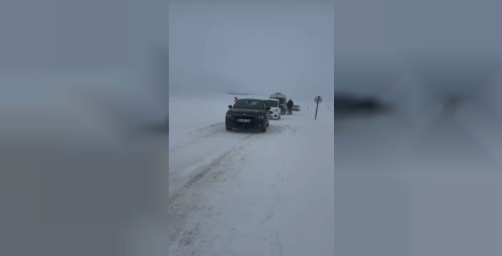 Sivas'ta tipi ve kar, sürücüleri yolda bıraktı