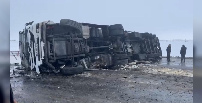 Siverek-Şanlıurfa yolunda tır devrildi, ulaşım aksadı