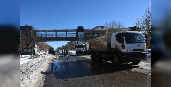 Siverek'te kar kütleleri kamyonlarla şehir dışına taşınıyor