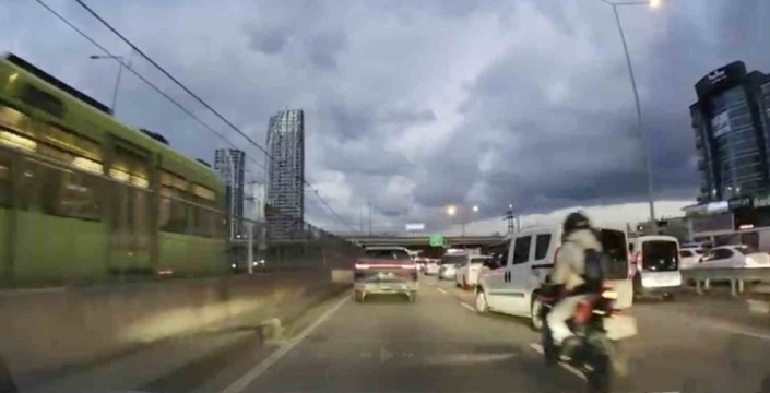 ŞOK KAZA! Motosikletliyle çarpıştı, yaralıyı unuttu, önce aracına koştu!