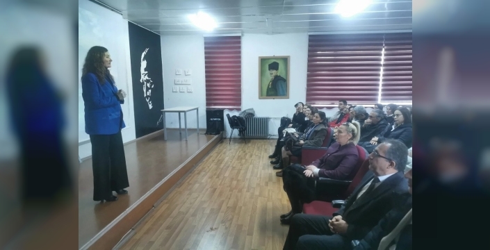 Söke'de öğretmenlere güncellenen ders kitapları semineri verildi