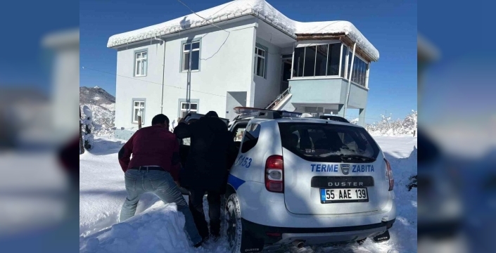 Terme Belediyesi, karla kapanan yolda hastaya oksijen tüpü ulaştırdı