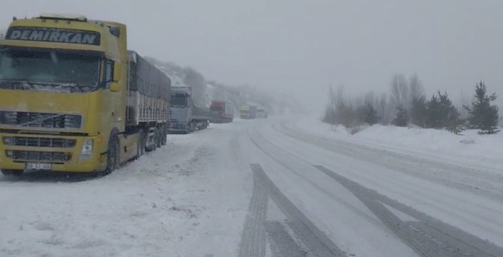 Tokat-Sivas yolunda kar engeli sürücüleri zor durumda bıraktı