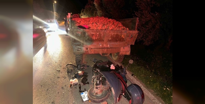 Traktör römorkuna çarpan motosiklet sürücüsü ağır yaralandı