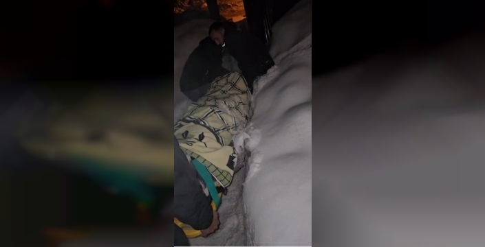 Tunceli'de kar ve buzla mücadele: Ayağı kırılan yaşlı kadın, ekiplerin fedakarlığıyla hastaneye ulaştırıldı