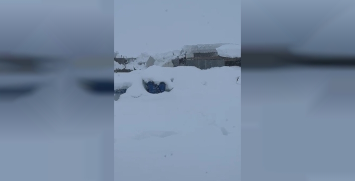 Tunceli'de yoğun kar yağışı iş yerinin çatısını çöktürdü