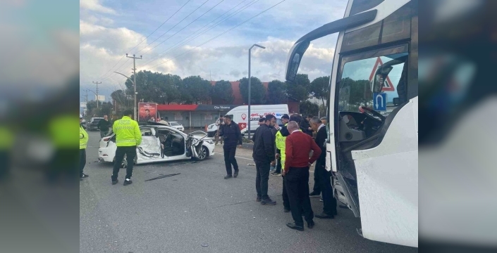 Turgutlu'da feci kaza: Otobüs ile otomobil çarpıştı, 3 yaralı