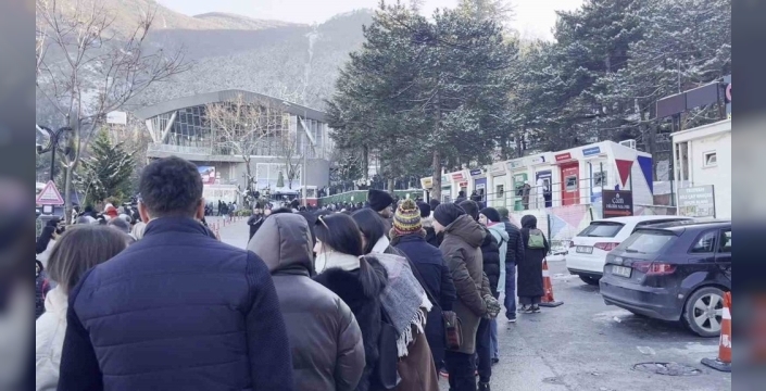 Uludağ'da zirve telaşı: Teleferik kuyrukları metrelerce uzadı, tatilciler bir saati aşkın bekledi