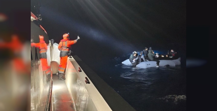 Urla açıklarında dramatik kurtarma: Lastik bottaki 24 düzensiz göçmen güvenliğe ulaştı