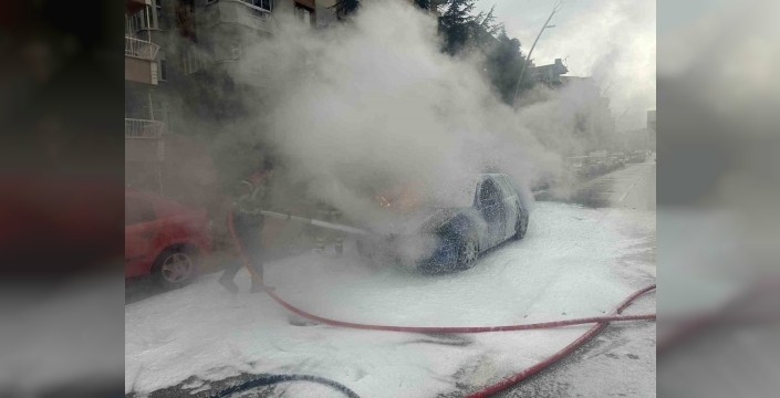 Uşak'ta seyir halindeki otomobilde yangın paniği
