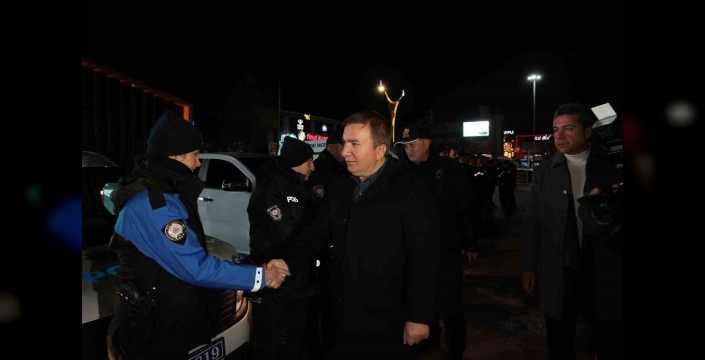 Vali Aydoğdu'dan yeni yıl gecesi emniyet güçlerine sürpriz ziyaret: 'Sizlerle gurur duyuyoruz