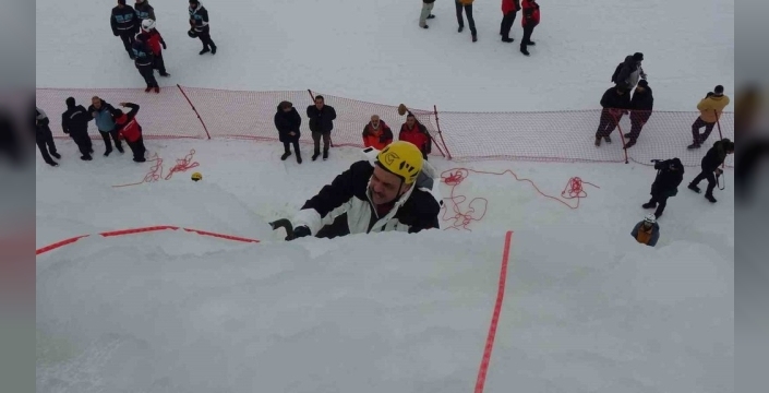Vali Çiftçi'den Palandöken'de adrenalin dolu gösteri: Yapay buz duvarına tırmandı!