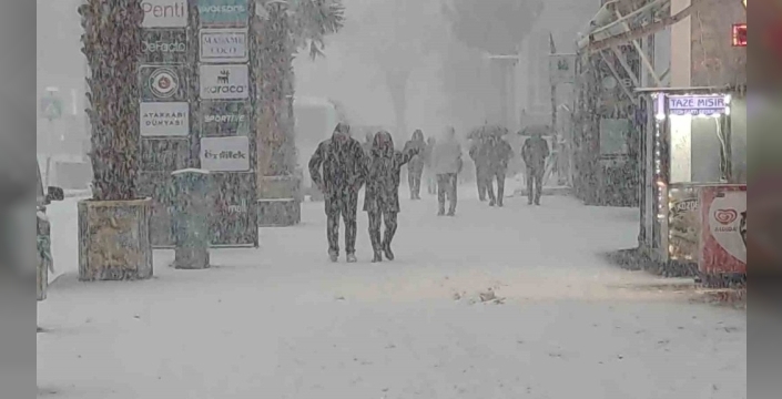 Van'da etkili kar yağışı 405 yerleşim yerinin yolunu kapattı