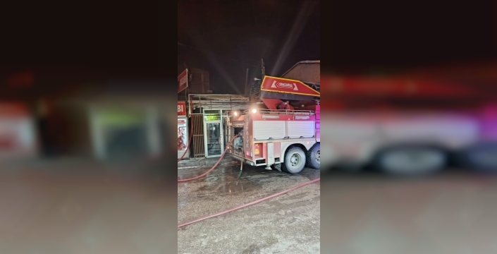 Van'da rüzgarın körüklediği yangın, 5 iş yerini kullanılamaz hale getirdi