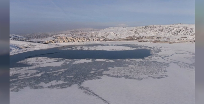 Van'da Sibirya soğukları Sıhke Göleti'ni dondurdu: Buz tutan göletten kartpostallık manzaralar