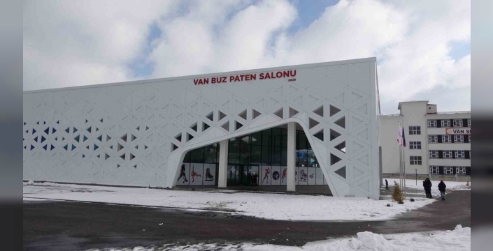 Van'da yarıyıl tatilinde çocukların yeni gözdesi: Buz pateni pisti