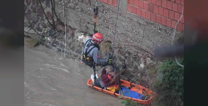 Yağmur suları yükseldi, çayda mahsur kalan vatandaşı itfaiye kurtardı