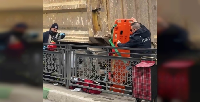 Yaya geçidinde dehşet: Kamyon kadını altına aldı, vatandaşlar sürücüye öfkelendi!