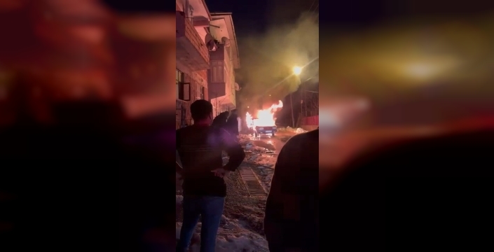 Yenice'de park halindeki otomobil alev aldı, itfaiye zamanında müdahale etti