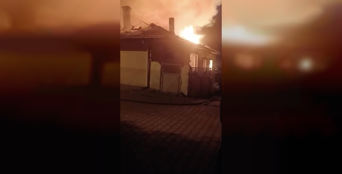 Yılbaşı gecesi Bursa'da ev alevlere teslim oldu, panik yaşandı