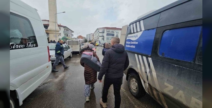 Zabıtadan kaçan dilenciler cami tuvaletinde yakalandı