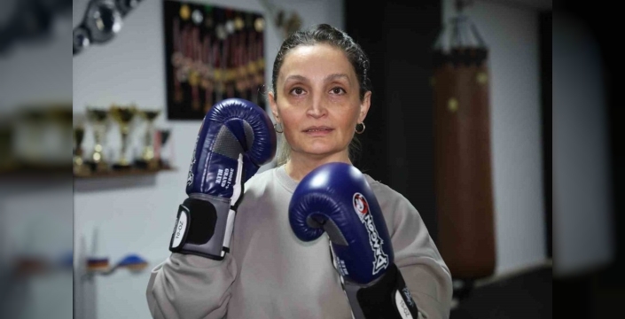 47 yaşındaki hemşire anne, çocuklarıyla birlikte ringde önyargıları yıktı