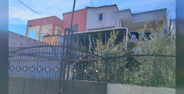 Adana'da ağır hasarlı bina yıkılmadı, aile ölüm korkusuyla yaşıyor