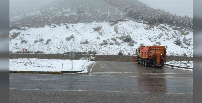 Afyonkarahisar’ın yüksek kesimlerinde kar yağışı etkili oldu