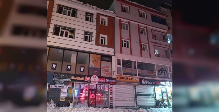 Ağrı'da çatıdan düşen tehlike: Kar ve buz kütlesi bir vatandaşı yaraladı