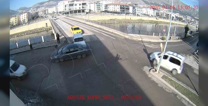 Amasya'da motokuryenin otomobile çarptığı kaza güvenlik kamerasında