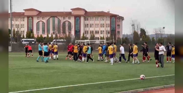Amatör maçta kargaşa: Futbolcular birbirine girdi