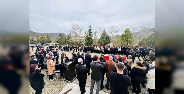 Ankara'da trafik kazasında hayatını kaybeden 15 yaşındaki Elif Nisa, gözyaşları içinde toprağa verildi