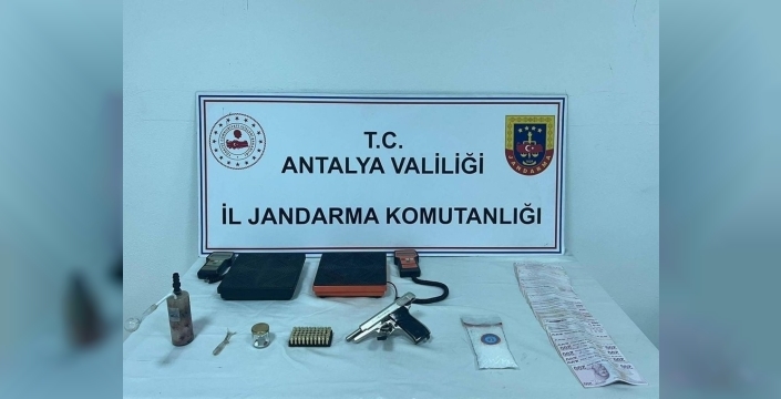 Antalya'da nefes kesen uyuşturucu operasyonu: 3 şüpheli gözaltında, yüklü miktarda madde ve silah ele geçirildi!