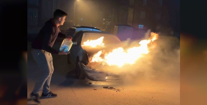 Antifrizle söndürmeye çalıştı, otomobil alev topuna döndü!