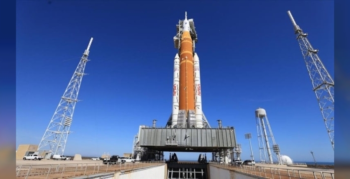 Artemis II görevi ertelendi: Dev roket hangara dönüyor!