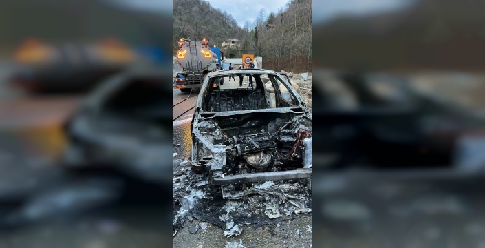 Artvin'de seyir halindeki araçta korkutan yangın