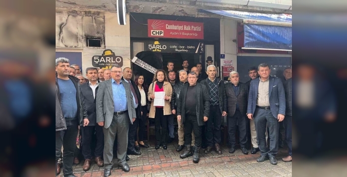 Aydın'da 50 muhtar, CHP'ye siyah çelenk bırakarak hizmet engelini protesto etti