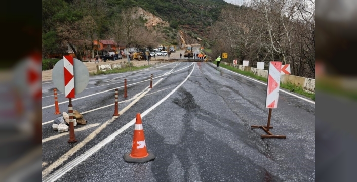 Aydın sınırında meydana gelen yol çökmesi ulaşımı aksattı
