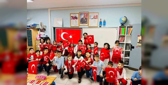 Balıkesir'de ikinci dönem, bayrak sevgisiyle başladı