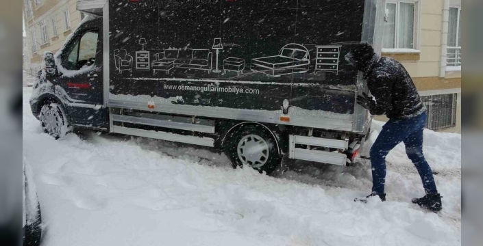 Bayburt’ta etkili kar yağışı, araçları yolda bıraktı