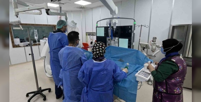 Beyin kanaması geçiren çocuk, ameliyatsız tedavi ile hayata tutundu