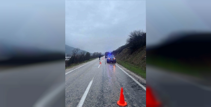 Bilecik'te arızalanan tır trafiği felç etti: Yol tek şeride düştü