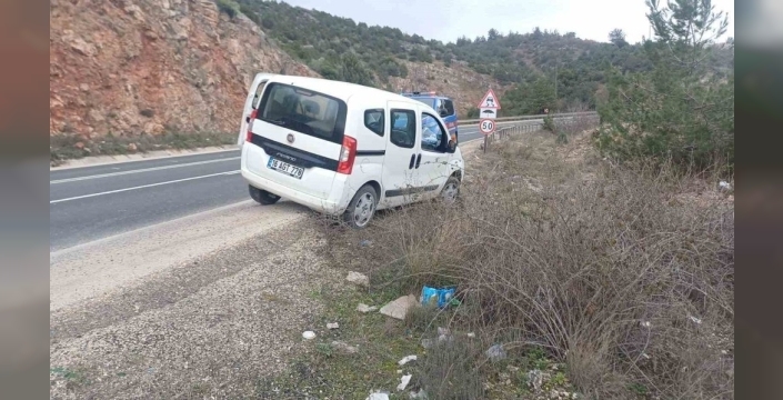 Bilecik'te kontrolden çıkan araç refüje çarptı, sürücü yaralandı