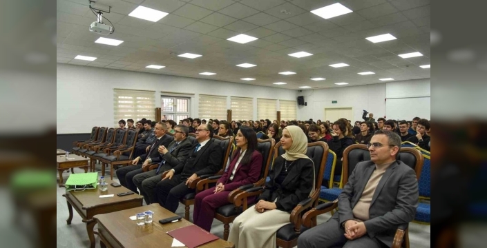 Bilecik'te liseliler akademisyenlerle buluştu, tıp fakültesi hakkında merak edilenler yanıt buldu