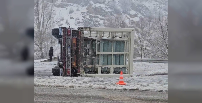 Bingöl'de doğalgaz yüklü tır devrildi, sürücü yaralandı