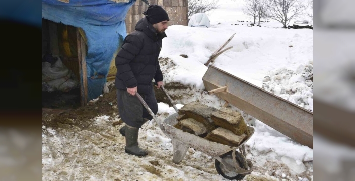 Bitlis köylüleri, gelecek kışın telaşıyla şimdiden tezek hazırlıyor