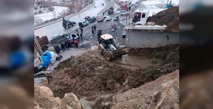 Bitlis'te dehşet anları: Sanayi sitesi toprağa gömüldü!